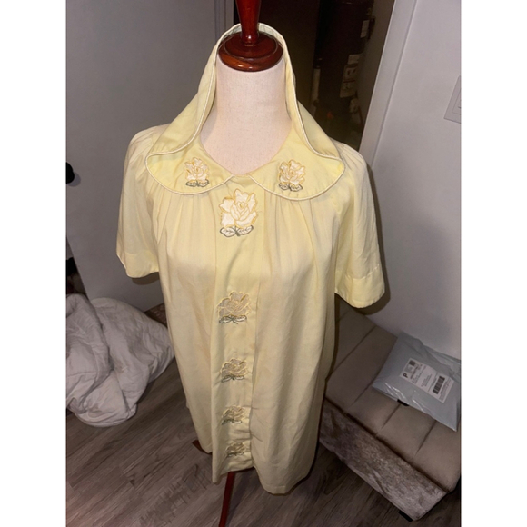 Vintage Yellow house coat embroidered flowers Loungees sz 14 snaps summer - Picture 6 of 11